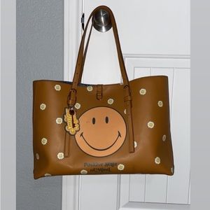 Fossil X SMILEY tote. Used a handful of times. Comes w pouch.